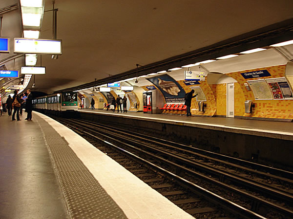 Metro Paris Ligne 2 station Etoile 01